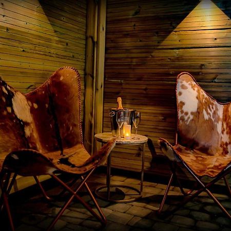Le Spa Du Cabanon: Cabanon De Luxe Avec Spa Entierement Privatif Aye Exterior photo