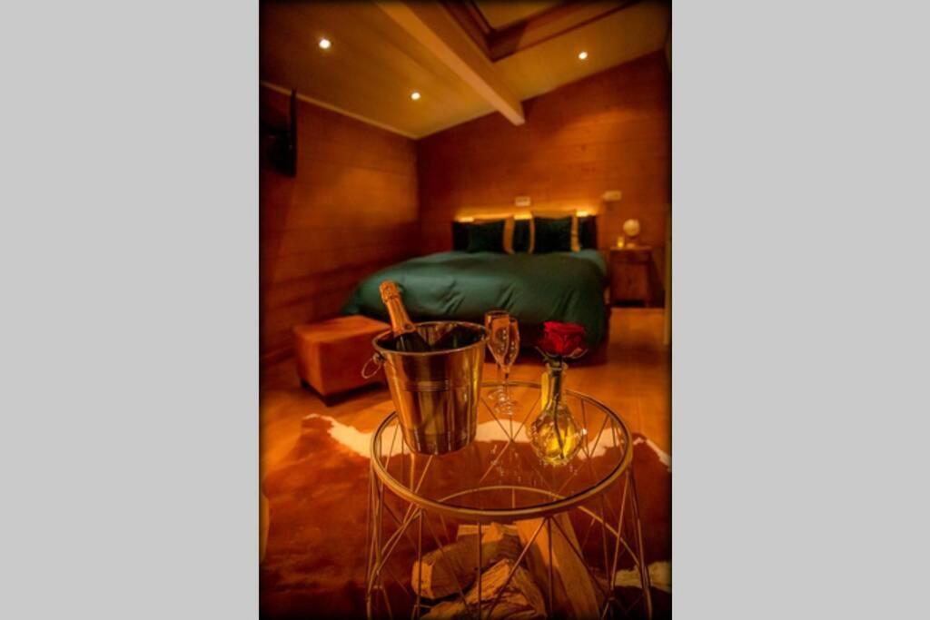 Le Spa Du Cabanon: Cabanon De Luxe Avec Spa Entierement Privatif Aye Exterior photo